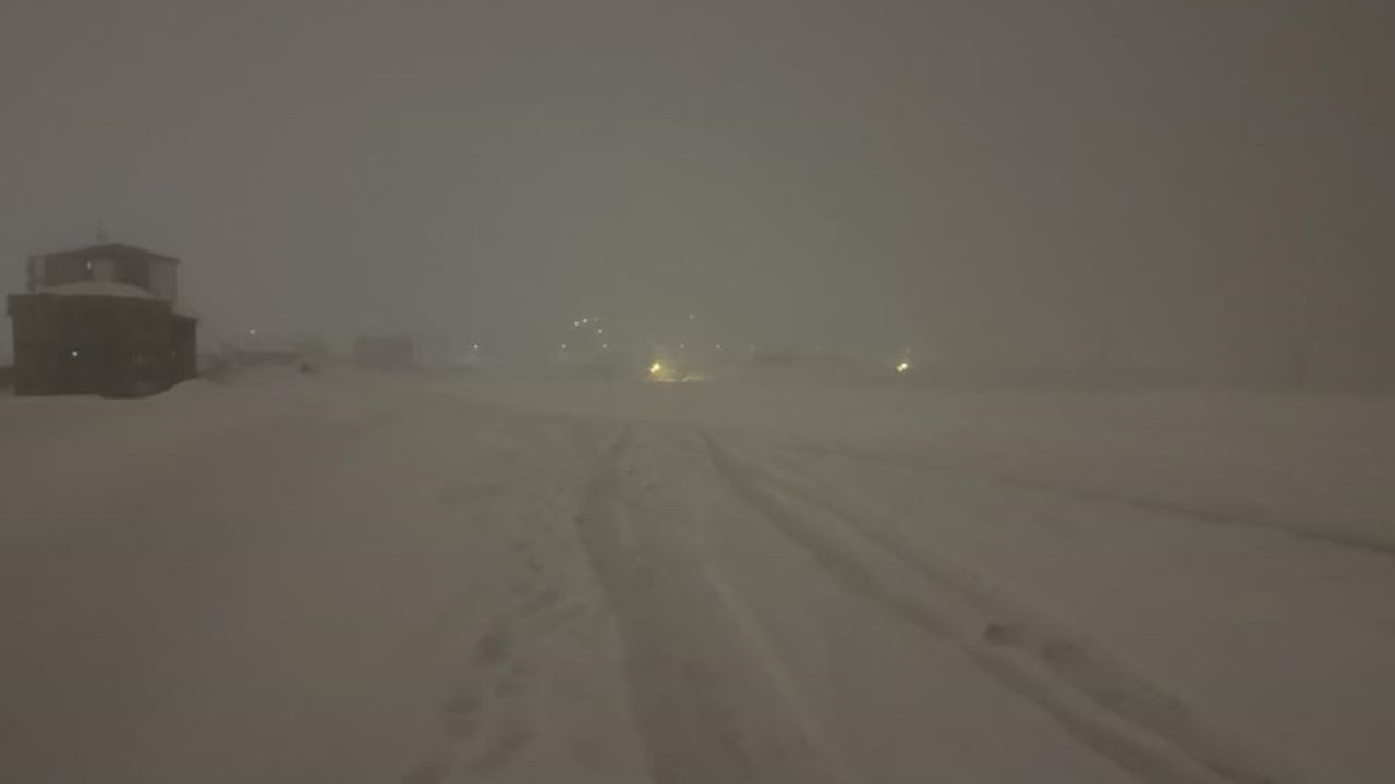 Hakkari’de etkili olan kar nedeniyle 96 köy ve 202 mezra yolu ulaşıma kapandı