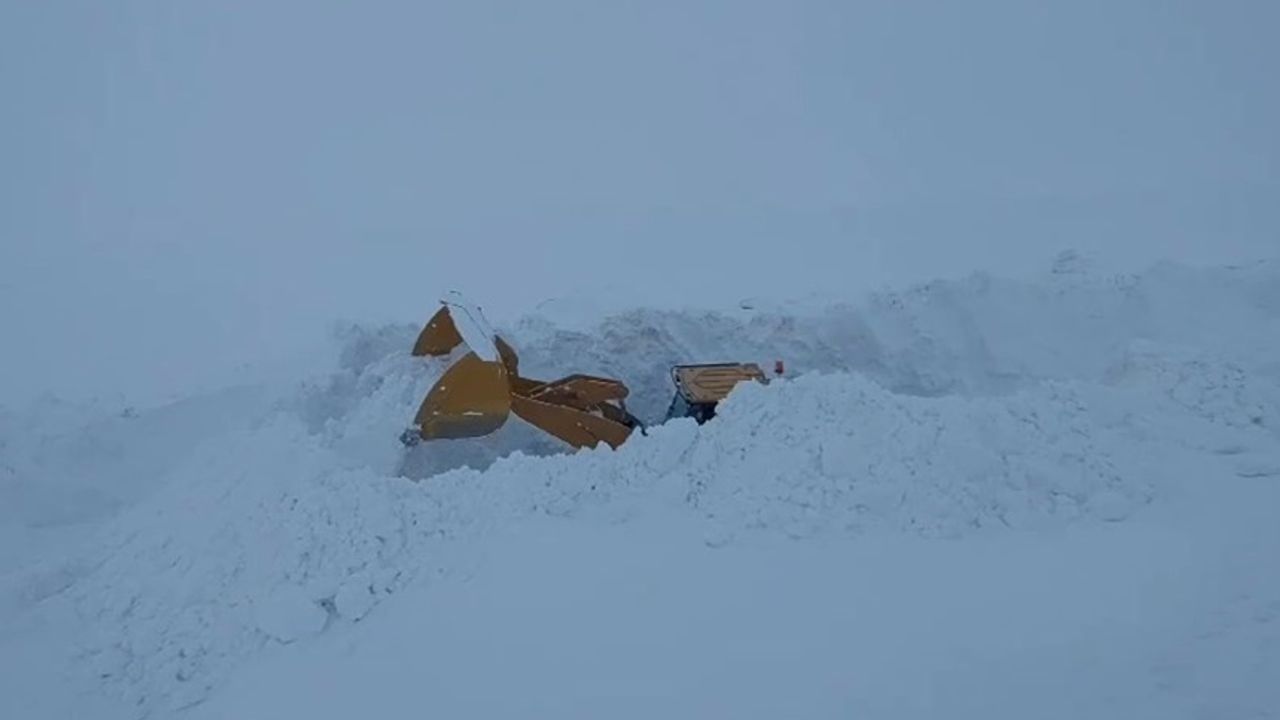 Kar kalınlığı 4 metre, kepçe içinde kayboldu