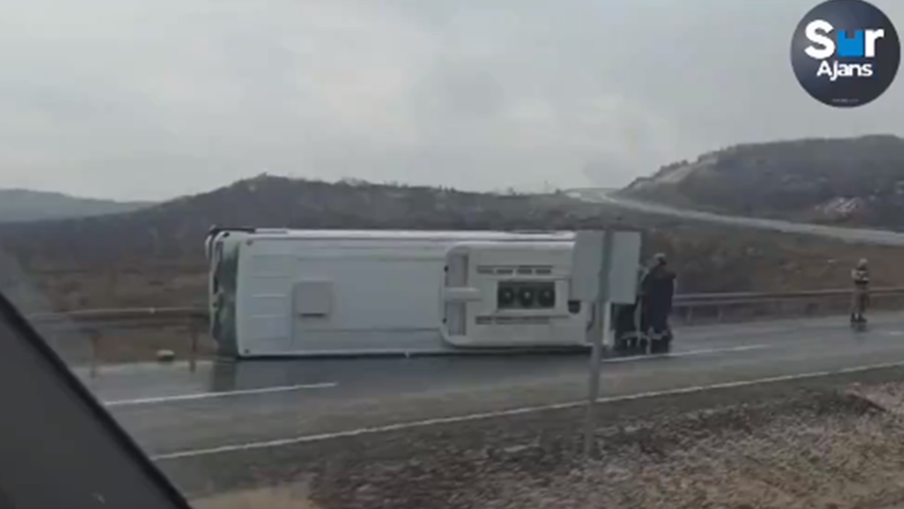 Diyarbakır Bingöl yolunda kaza: Otobüs yan yattı