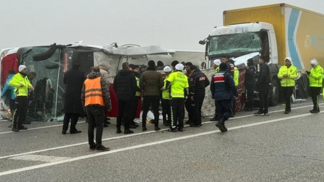 Malatya’da yolcu otobüsü devrildi: 3 can kaybı, 29 yaralı