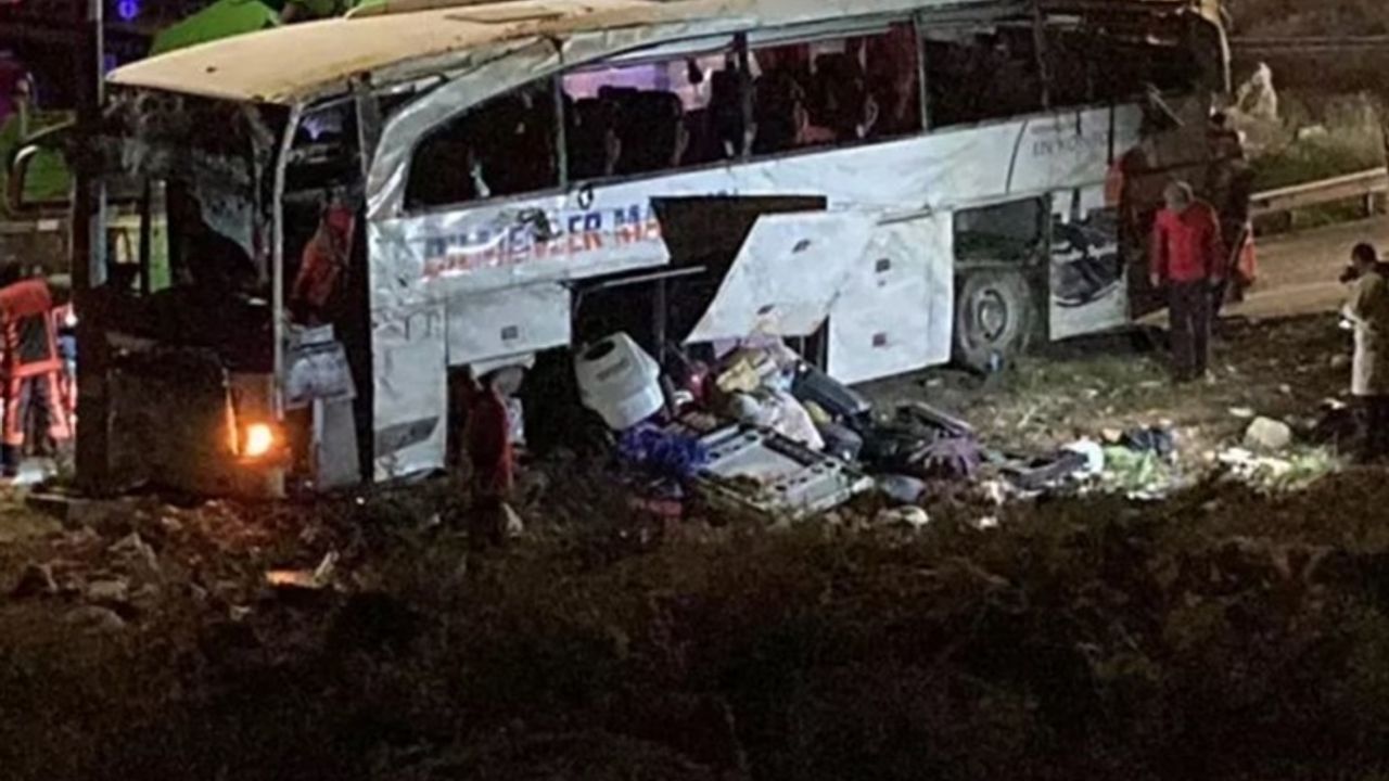 Mersin'de yolcu otobüsü devrildi: 9 can kaybı, 30 yaralı