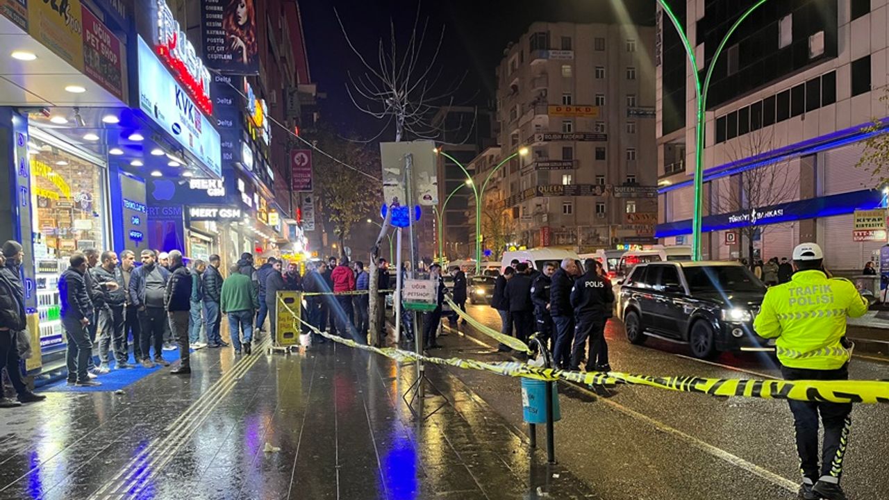 Diyarbakır Ofis'te yaya ve özel halk otobüsü şoförü kurşunların hedefi oldu