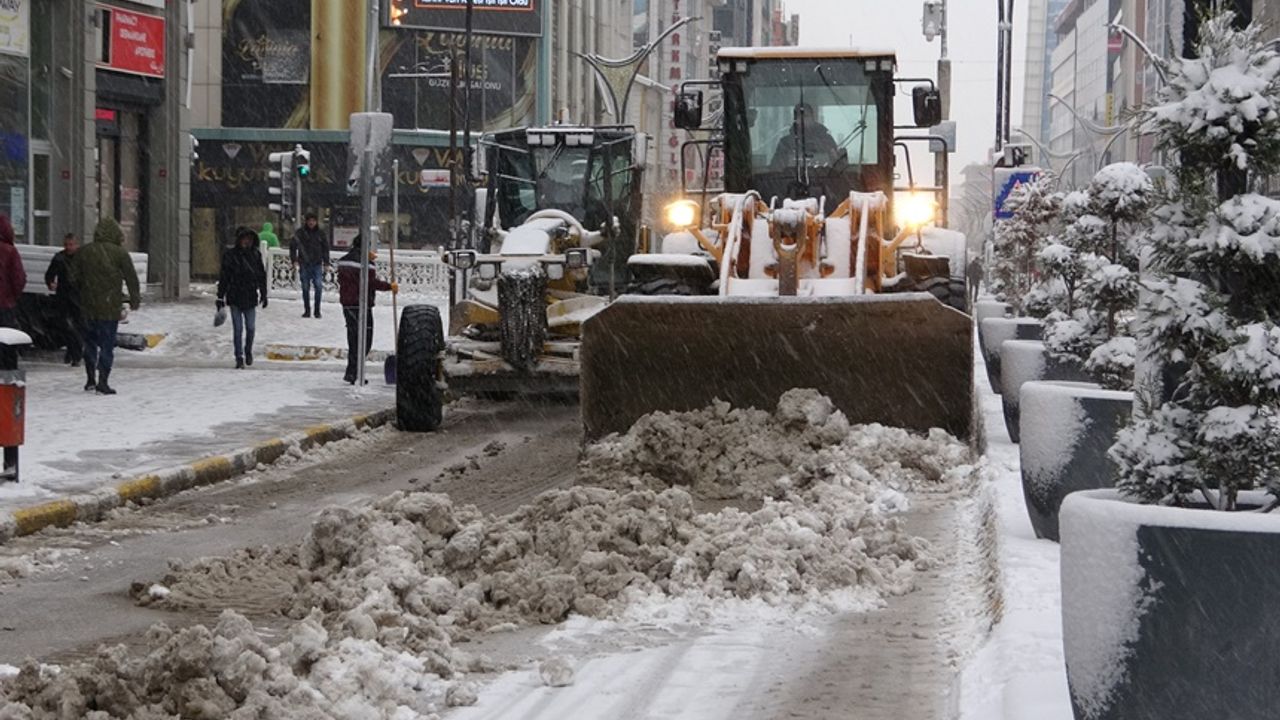 Van'da kar yağışı: 655 yerleşim yerinin yolu kapandı