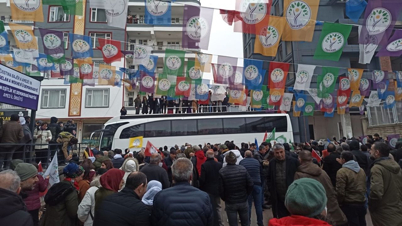 DEM Parti’nin Diyarbakır’daki araç konvoyu il binası önünde halaylarla son buldu