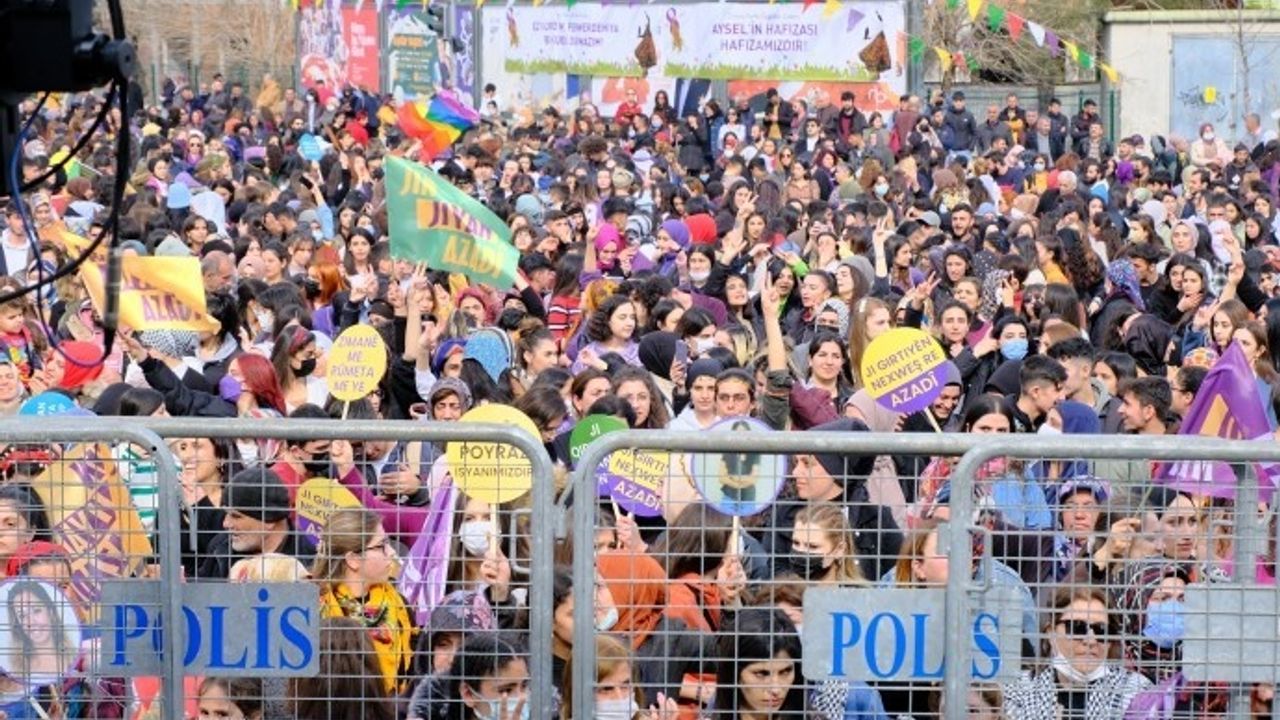 Diyarbakır'daki 8 Mart mitinginde gözaltına alınanlar serbest bırakıldı