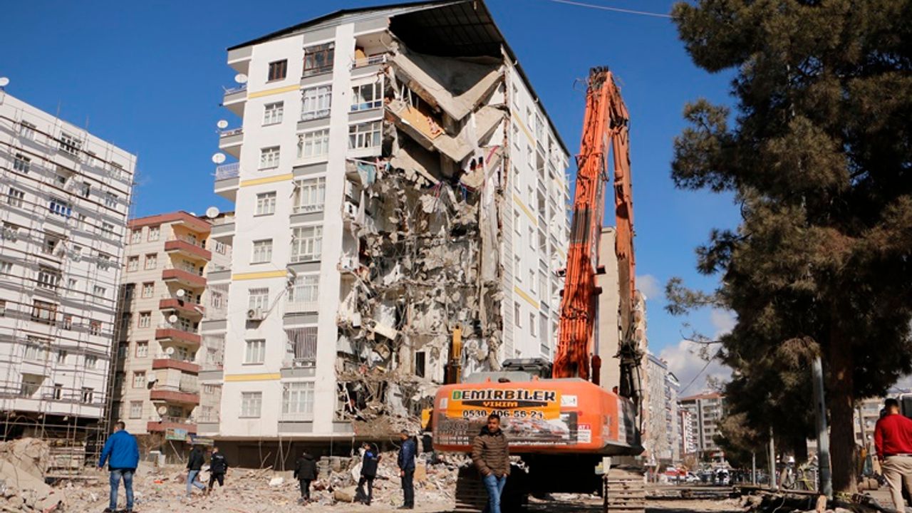 Diyarbakır’da 35 ağır hasarlı binanın yıkımına başlandı