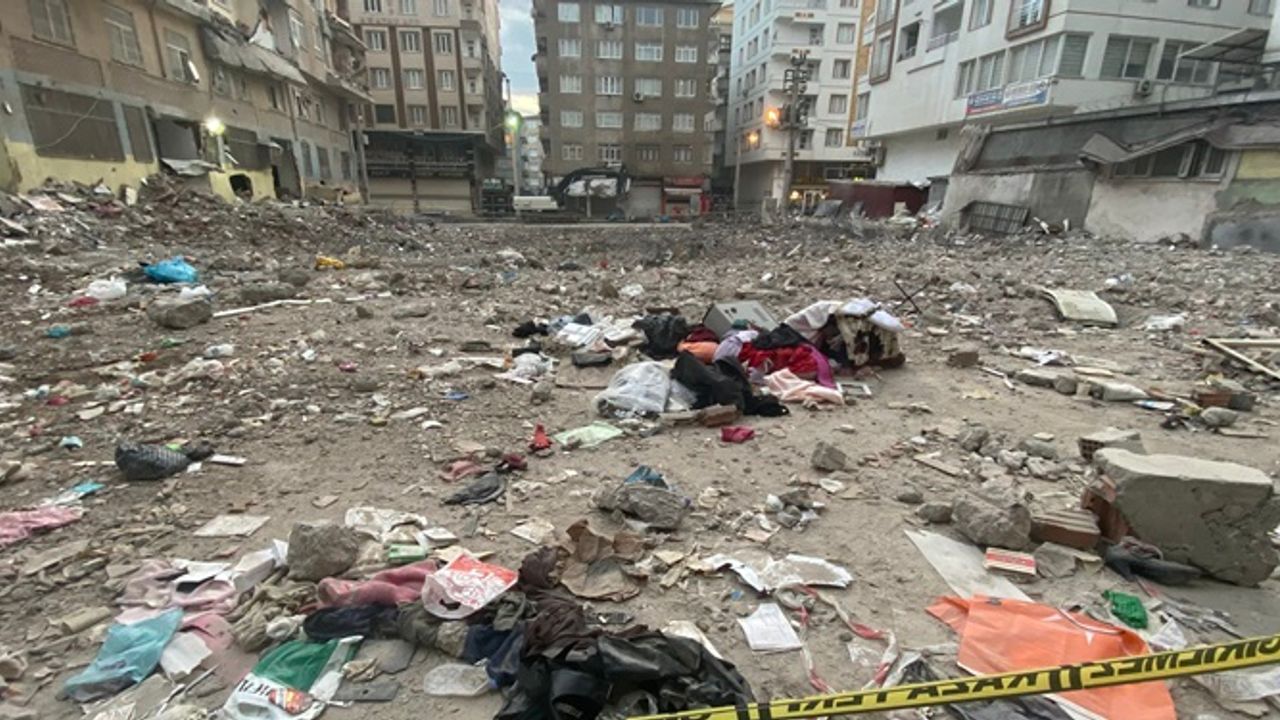 Diyarbakır’da çöken Sözel Apartman aracı yuttu