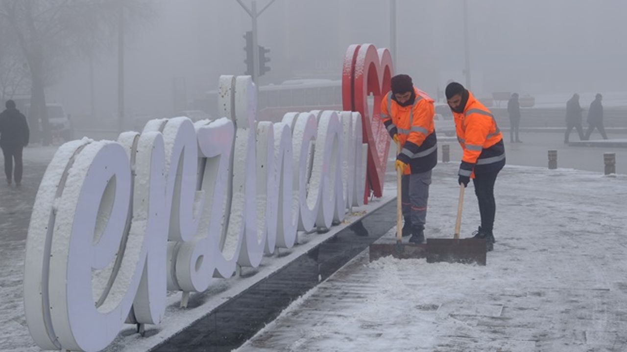 Erzincan’da yoğun kar yağışı ve yoğun sis