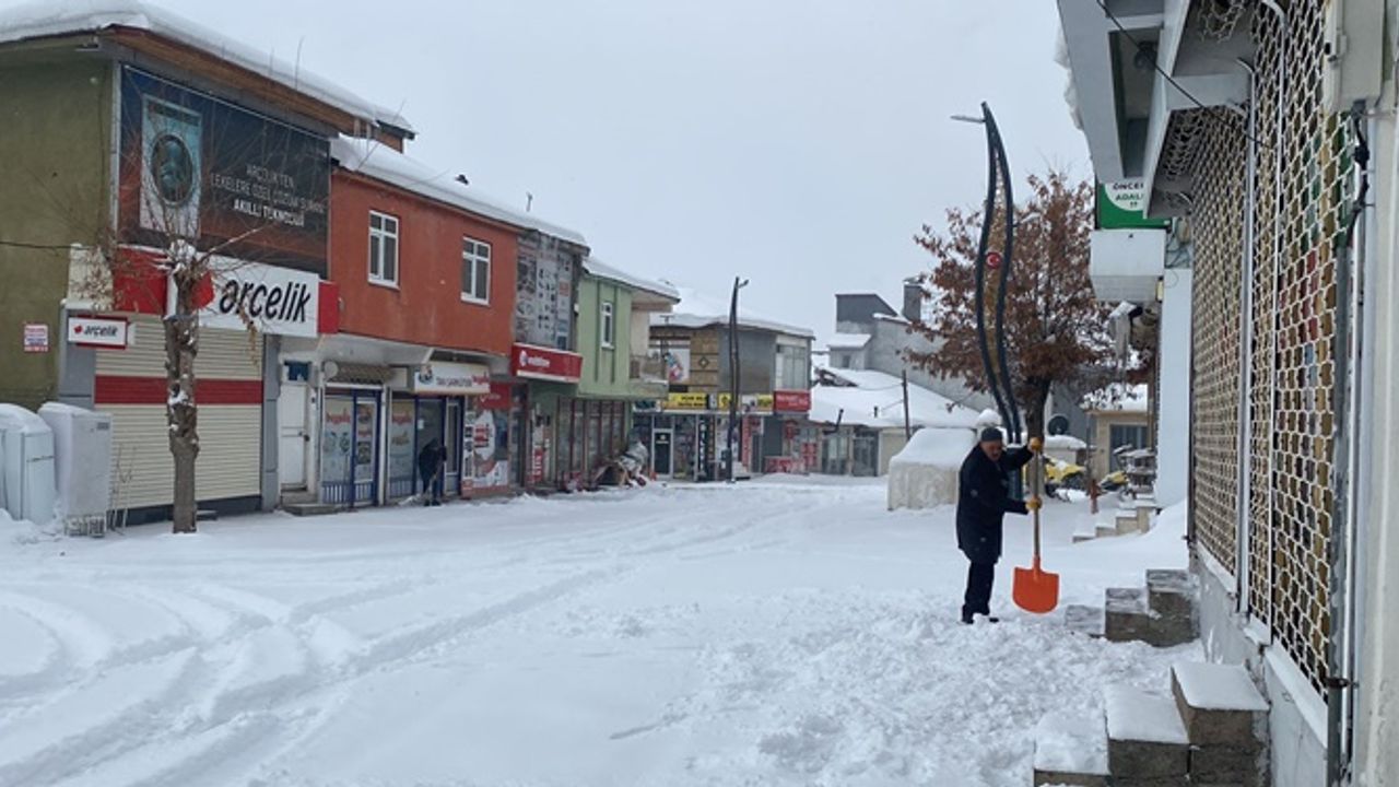 Karlıova’da eğitime kar engeli