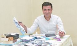 Demirtaş gençlere seslendi: Sandığa git, gitmeyeni ikna et ve değiştir kaderini