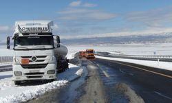 Kars’ta tırlar mahsur kaldı