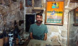 Mardinli ressam resimlerini cama işliyor