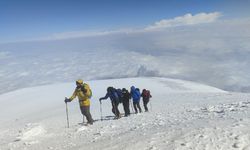 Yabancı turistler Ağrı Dağı zirvesinde