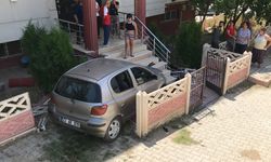 Elazığ’da otomobil apartman bahçesine girdi: 3 yaralı