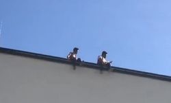 Şehir Hastanesi'nin yapımın çalışan 2 işçi tepki için çatıya çıktı