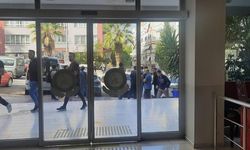 MHP'li bir grup, asansör faciasına dair bildiri dağıtan öğrencilere saldırdı