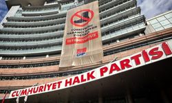 CHP Genel Merkezi'ne "Türkiye'de yabancı asker postalı istemiyoruz" afişi