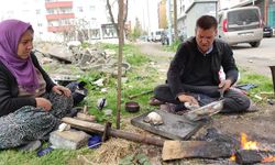 Seyyar kalaycı şehir şehir dolaşarak ekmeğini kazanıyor