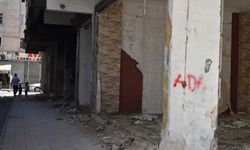 Diyarbakır’da ağır hasarlı binalar madde bağımlıların mekanı haline geldi