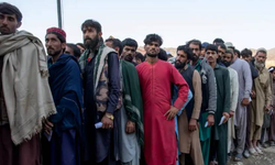 Pakistan aralarında 200 gazetecinin de bulunduğu 200 bin Afgan'ı sınır dışı etti
