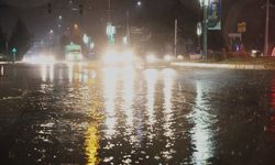 Elazığ’da şiddetli sağanak yağış: Caddeler göl oldu