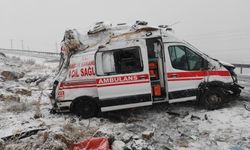 Hakkari Yüksekova’da ambulans kaza yaptı: 3 yaralı