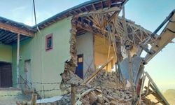 Depremden etkilenen ağır hasarlı binaların yıkımı sürüyor
