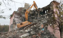 Diyarbakır Bağlar’da depremden hasar alan Sağlık Ocağı’nda yıkım