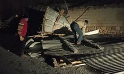 Van Erciş’te fırtına: Çatılar uçtu
