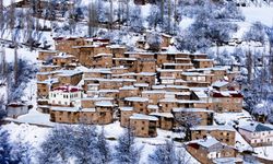 Hizan taş evlerin kış manzarası
