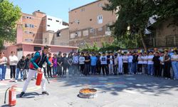 Diyarbakır’da itfaiyeden öğrencilere yangın söndürme eğitimi