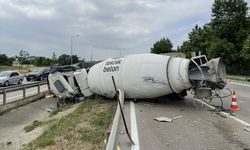 Beton mikseri otomobilin üzerine devrildi: 4 ölü, 3 yaralı