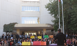 Dicle Hukuk tabelası söküldü, öğrencilerin eylemi sürüyor