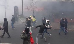 Paris'teki saldırıyı protesto eden kitleye provakatif saldırı