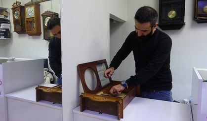Mardin’in 'Sarkaçlı saat' tamircisi 21 yıldır baba mesleğini sürdürüyor
