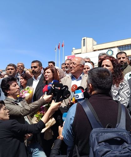 Diyarbakır Büyükşehir eşbaşkanları belediye binasına yürüdü