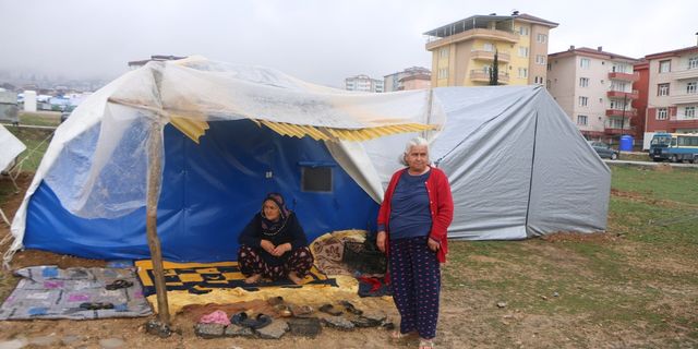 AFAD: Deprem bölgesinde 2 milyon 4 bin 276 kişi çadırlarda kalıyor