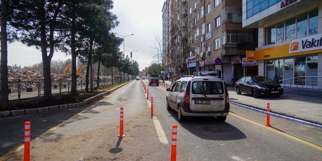Yıkılan Diyar Galeria önündeki yolun tek şeridi trafiğe açıldı