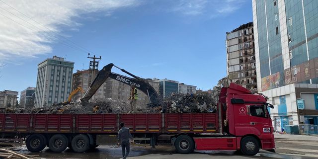 Diyar Galeria enkazından demir yığınları çıkartılıyor