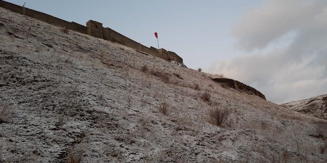 Kars’a kar yağdı: Sıcaklık eksi 4 dereceye düştü