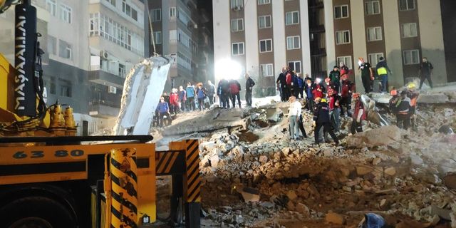Urfa'da çöken binada enkaz kaldırma çalışmaları sürüyor