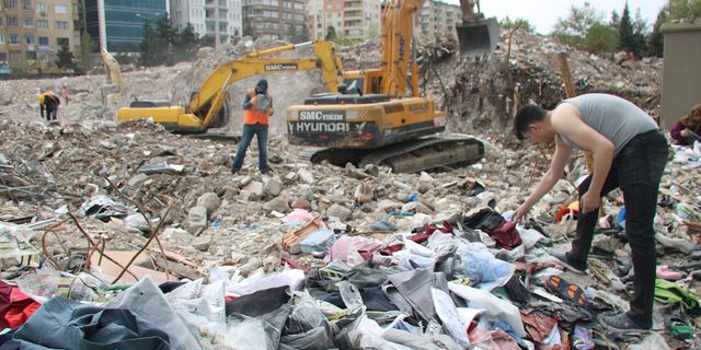 Esnaflar Diyar Galeria enkazından iş kıyafetlerini toplamaya çalışıyor