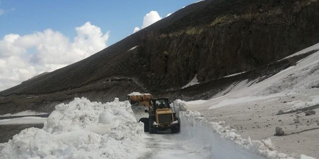 Nisan ayında Nemrut Krater Gölü yolunda karla mücadele