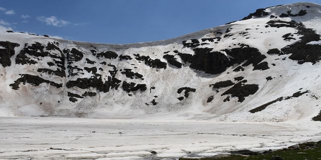 Çalyan Gölü’nde buzlar eriyor