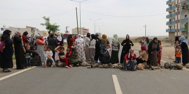 İdil'de kadınlar kazaları protesto etmek için yol kapattı