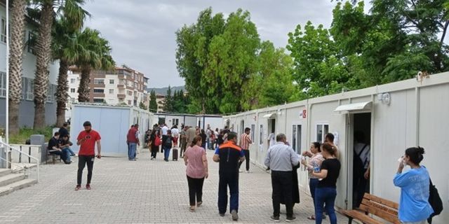 Depremzedeler konteynerlerde ikinci tur için sandık başında