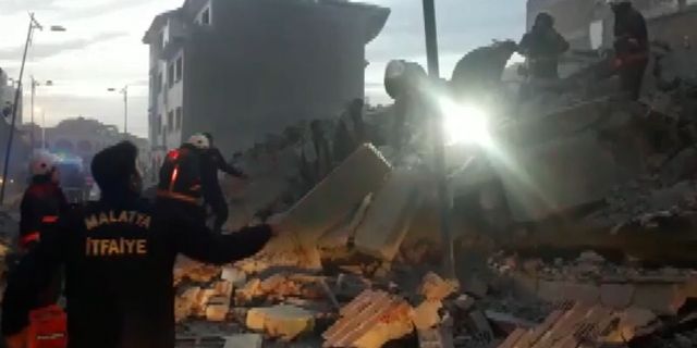 Malatya’da hasarlı bina çöktü, enkaz altında 1 kişi kaldı