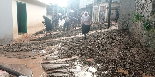 Diyarbakır Kulp’ta altyapı yetersiz, ilçe sel sularına teslim oldu