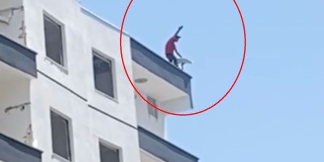 Çanak anten için ağır hasarlı binanın çatısına çıktı