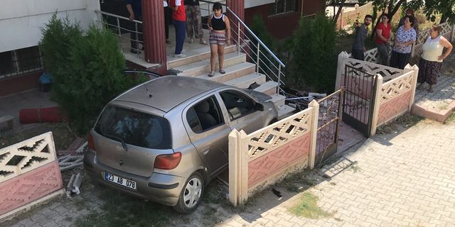 Elazığ’da otomobil apartman bahçesine girdi: 3 yaralı